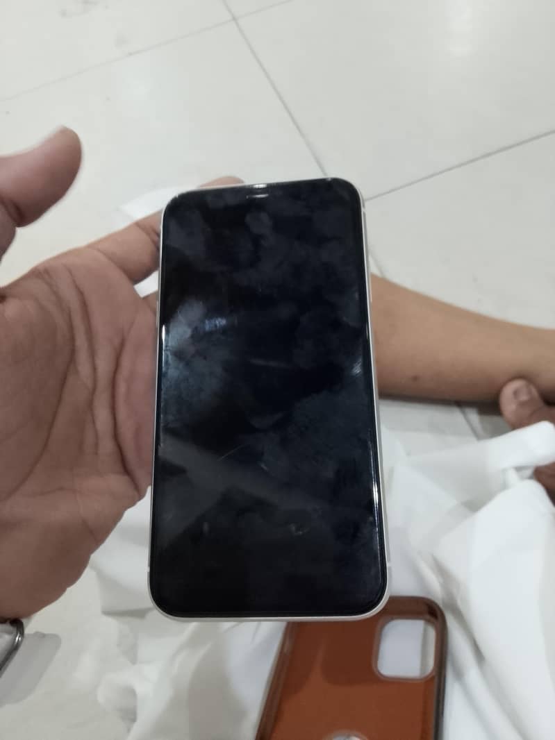 Apple iPhone 11 4