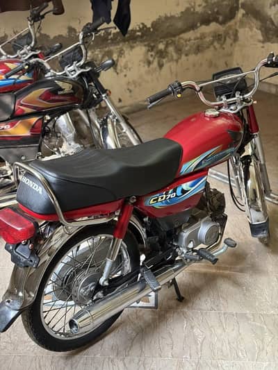 HONDA CD70 ORGINAL TANK SIDE COVER AVAILABLE