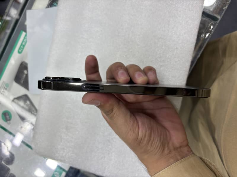 Apple iPhone 13 Pro Max 2