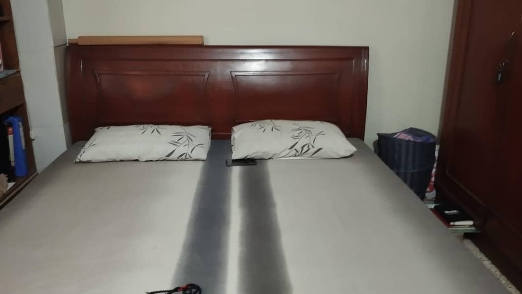 King Sized Bed 0