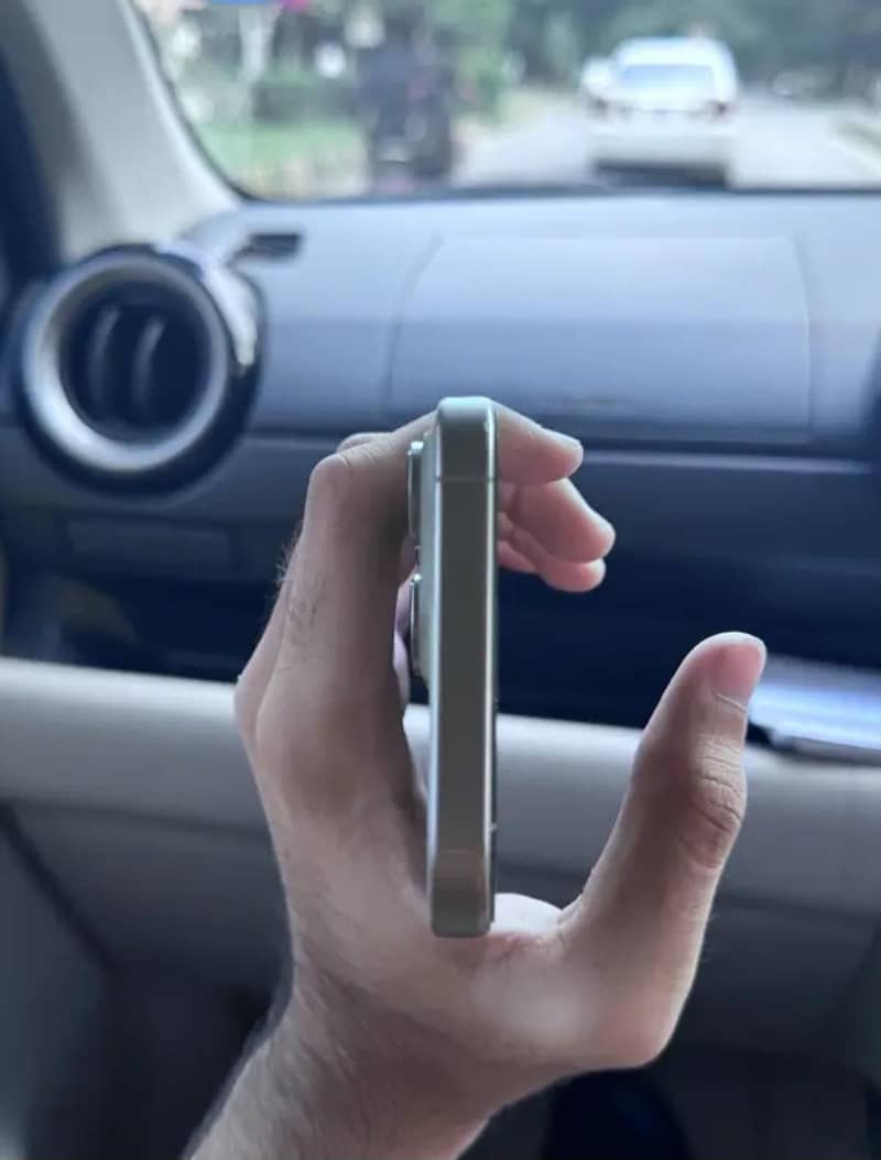 Apple iPhone 16 Pro Max 1
