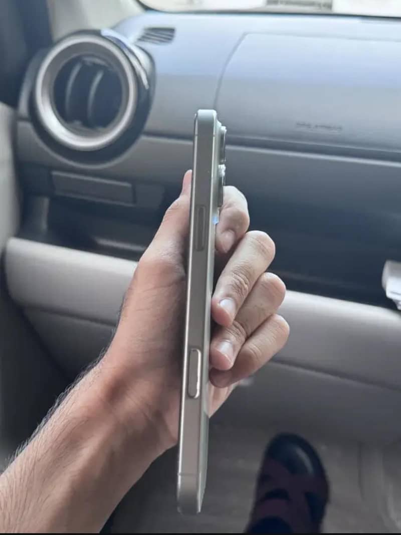 Apple iPhone 16 Pro Max 2