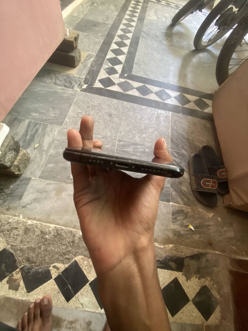 Apple iPhone XS Max 4