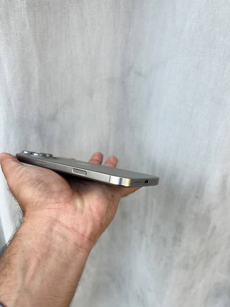 Apple iPhone 16 Pro Max 2