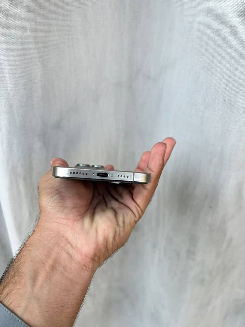 Apple iPhone 16 Pro Max 3