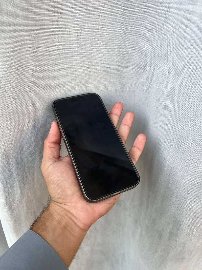 Apple iPhone 16 Pro Max 4