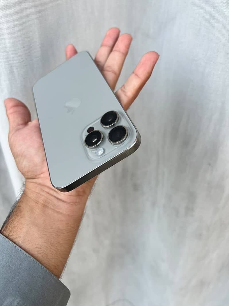 Apple iPhone 16 Pro Max 6