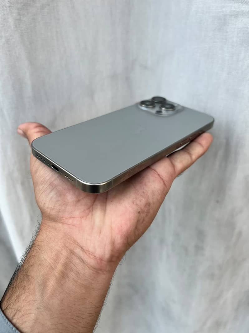 Apple iPhone 16 Pro Max 7