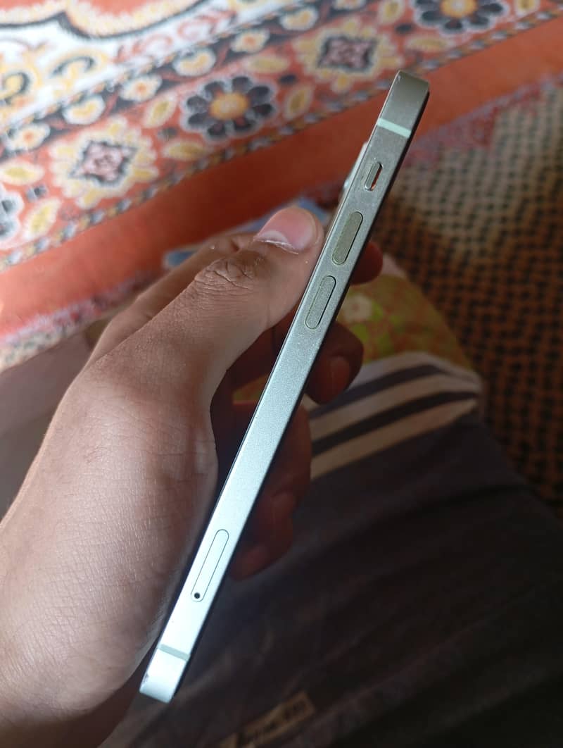 Apple iPhone 12 3