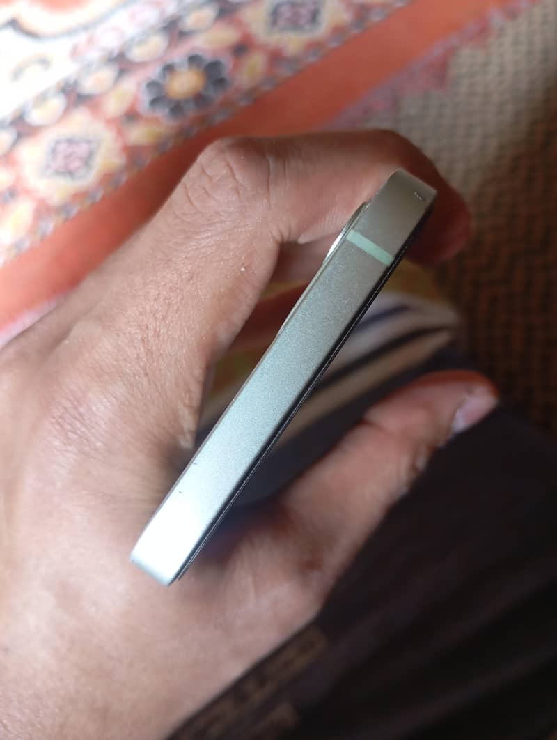 Apple iPhone 12 4