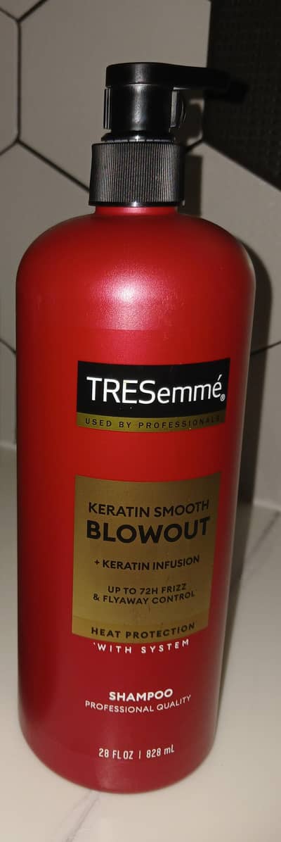Original TRESemmé Keratin Smooth Blowout Shampoo – 828ml