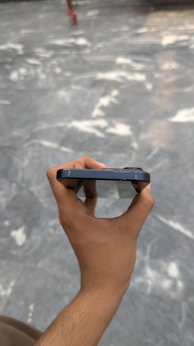 Apple iPhone 15 Pro Max 4