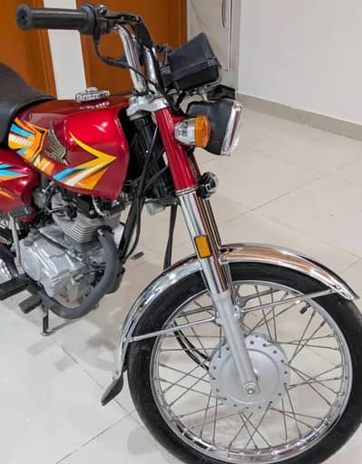 brand new bike complete paper 5 month ki bike hy 750 Chali hoi new
