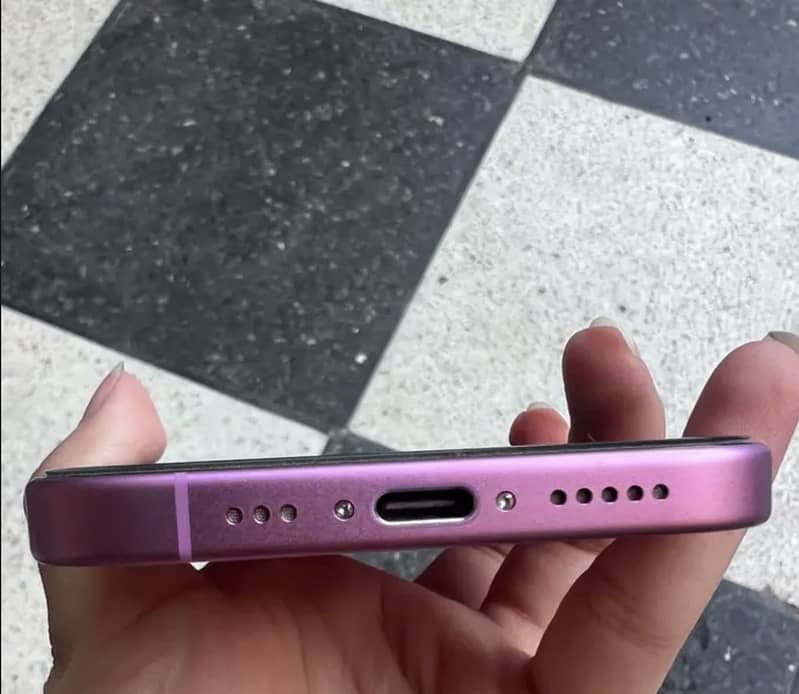Apple iPhone 16 4