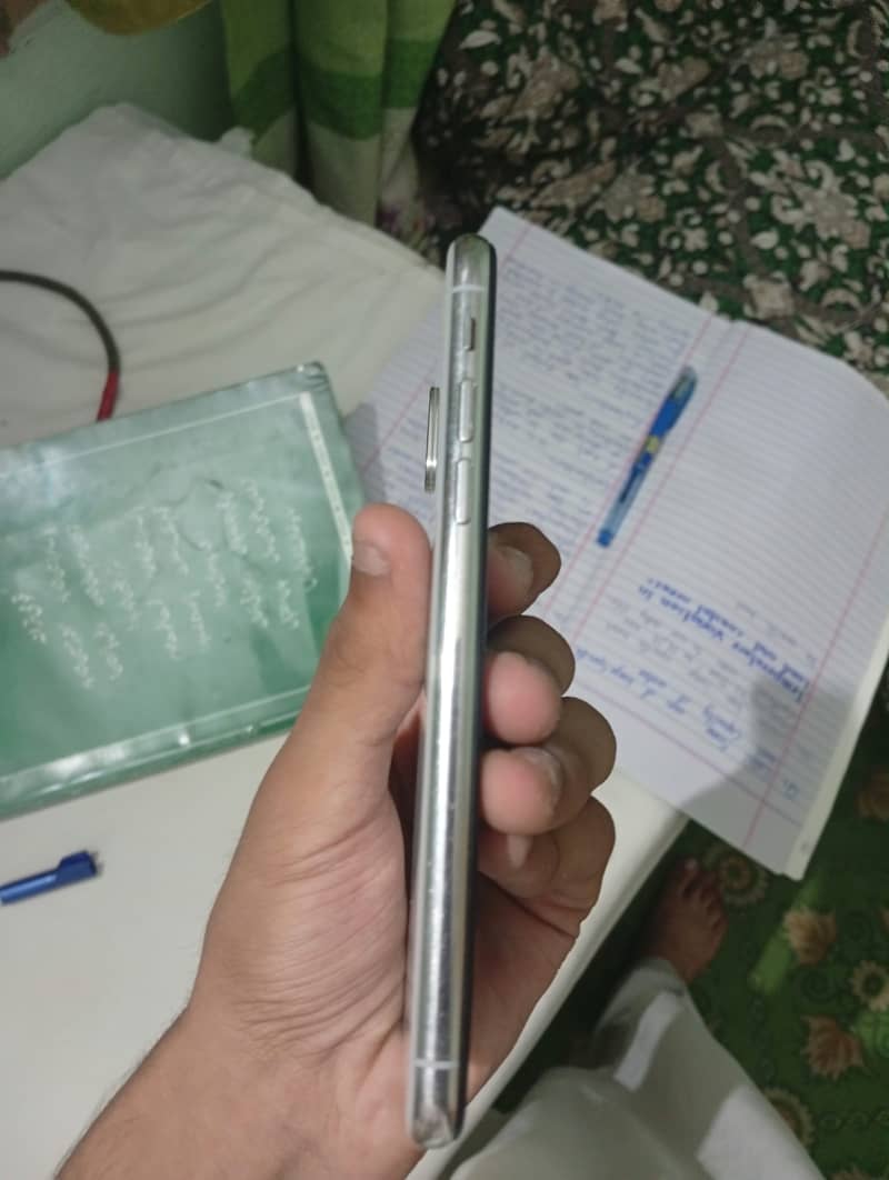 Apple iPhone X 3
