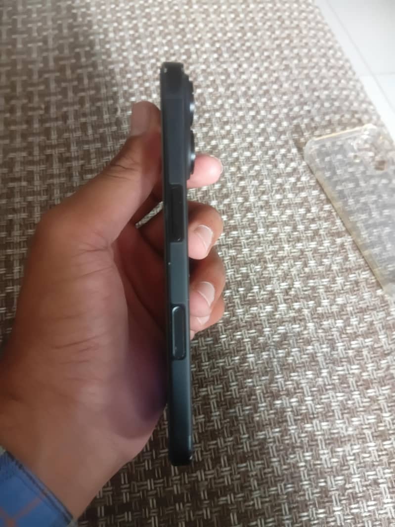 Apple iPhone 16 2
