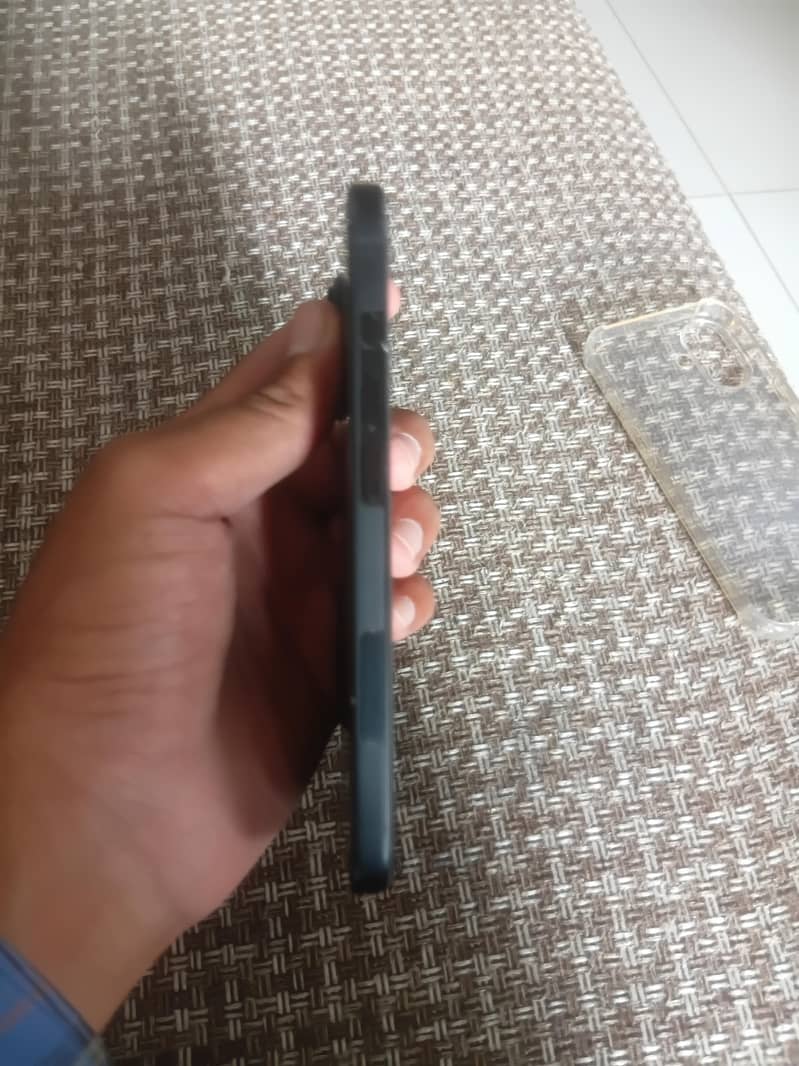 Apple iPhone 16 3