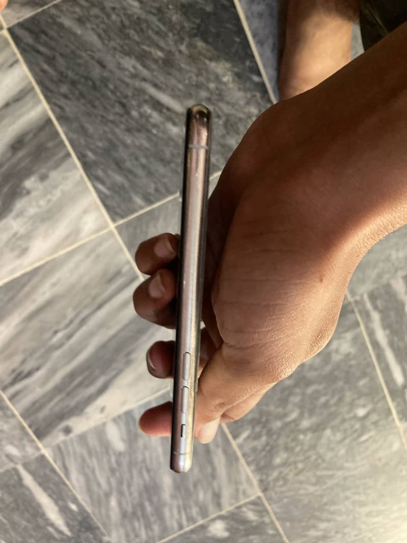 Apple iPhone 11 Pro 4