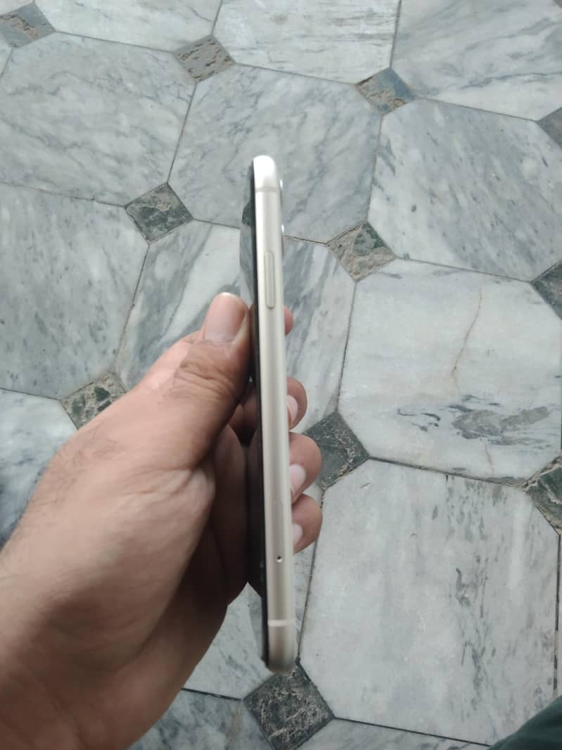 Apple iPhone 11 3