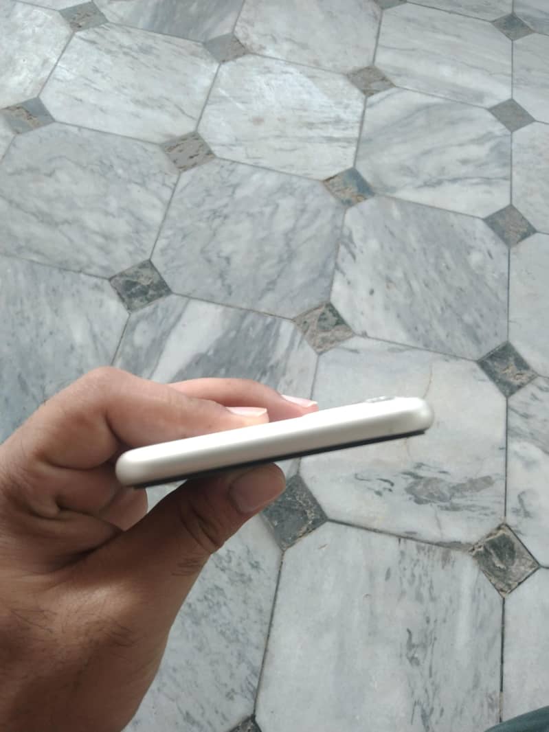 Apple iPhone 11 7