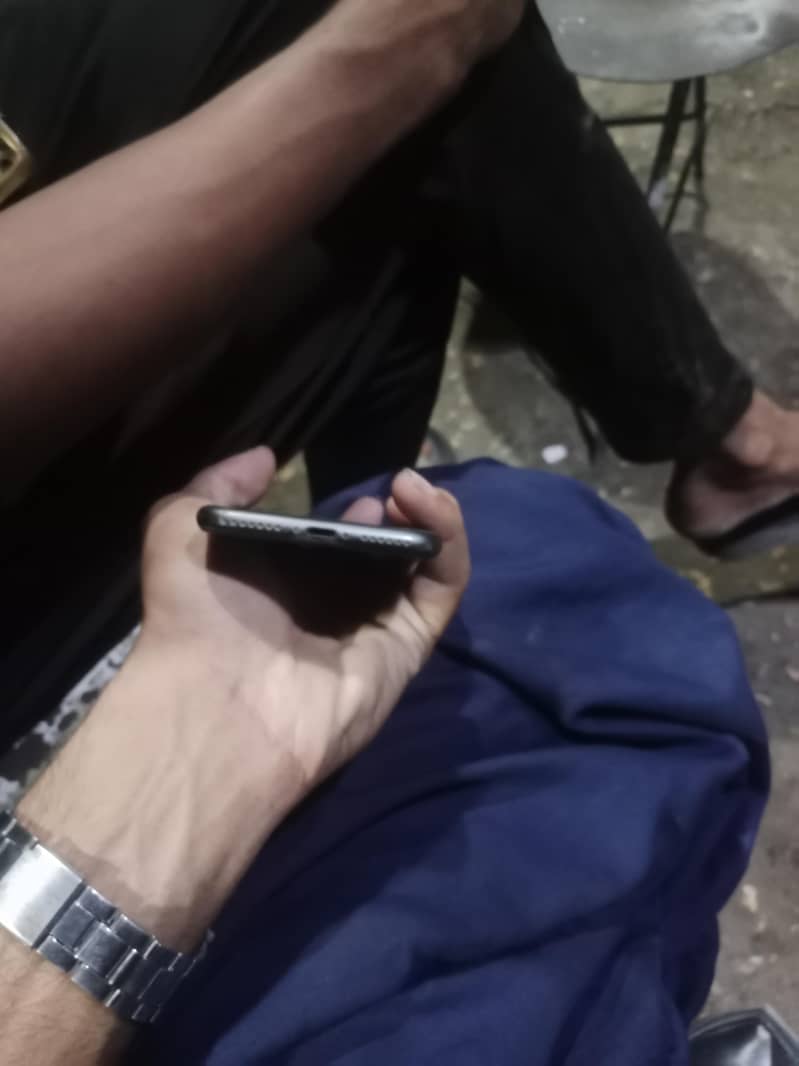 Apple iPhone 8 3
