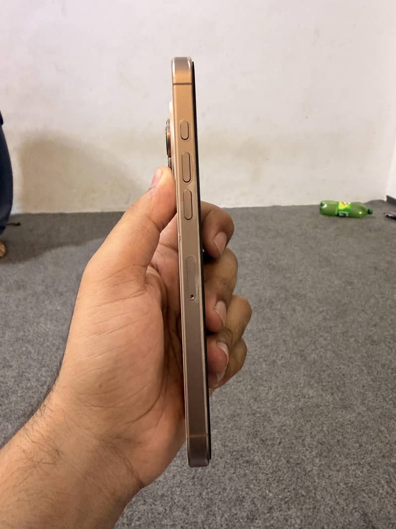Apple iPhone 16 Pro Max 4