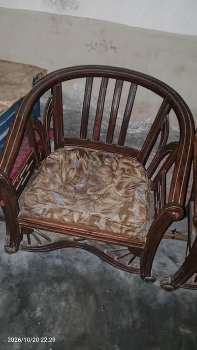 Classic Wooden Sofa aur Chairs (Good Condition)