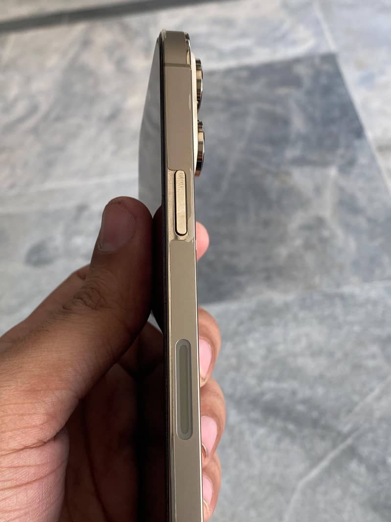 Apple iPhone 14 Pro Max 0