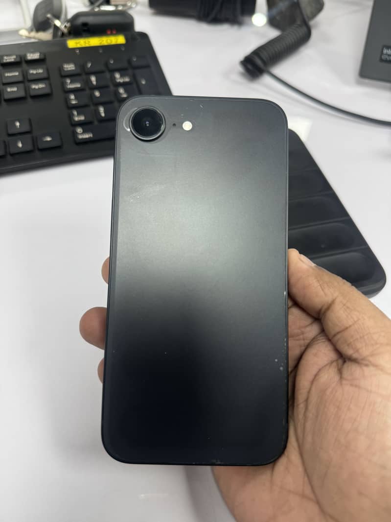 Apple iPhone 16e 2