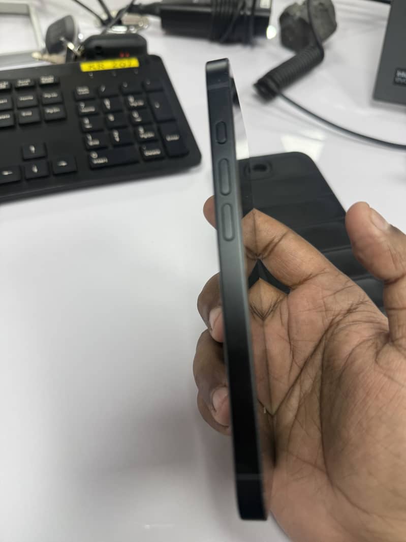 Apple iPhone 16e 3