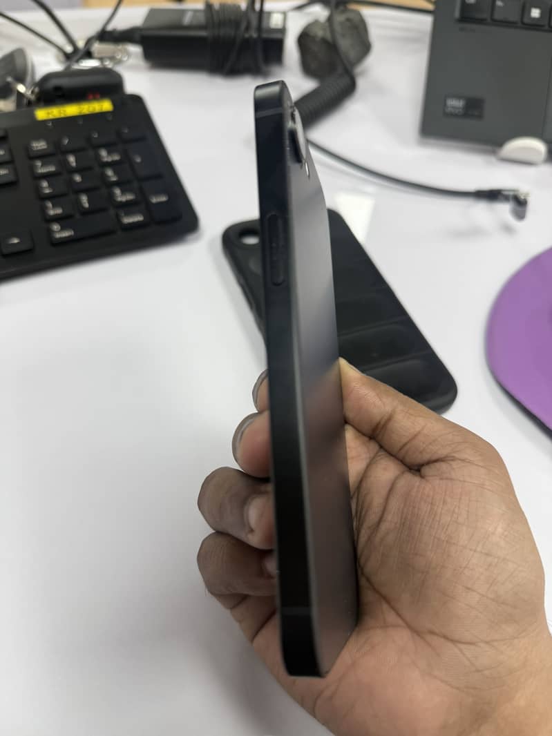 Apple iPhone 16e 4