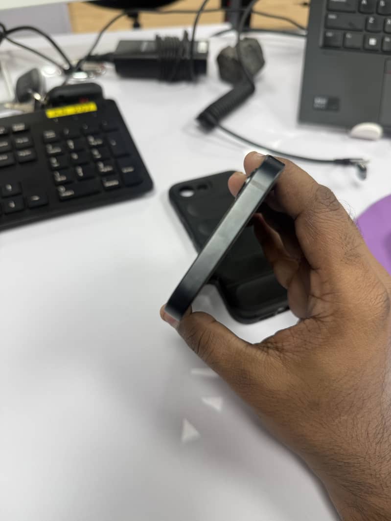 Apple iPhone 16e 5