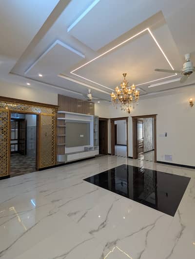 10 MARLA LUXURY HOUSE FOR SALE