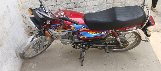 New bike hai abhi zero metr jaisy pury bike pay koi dagh bhi nahi