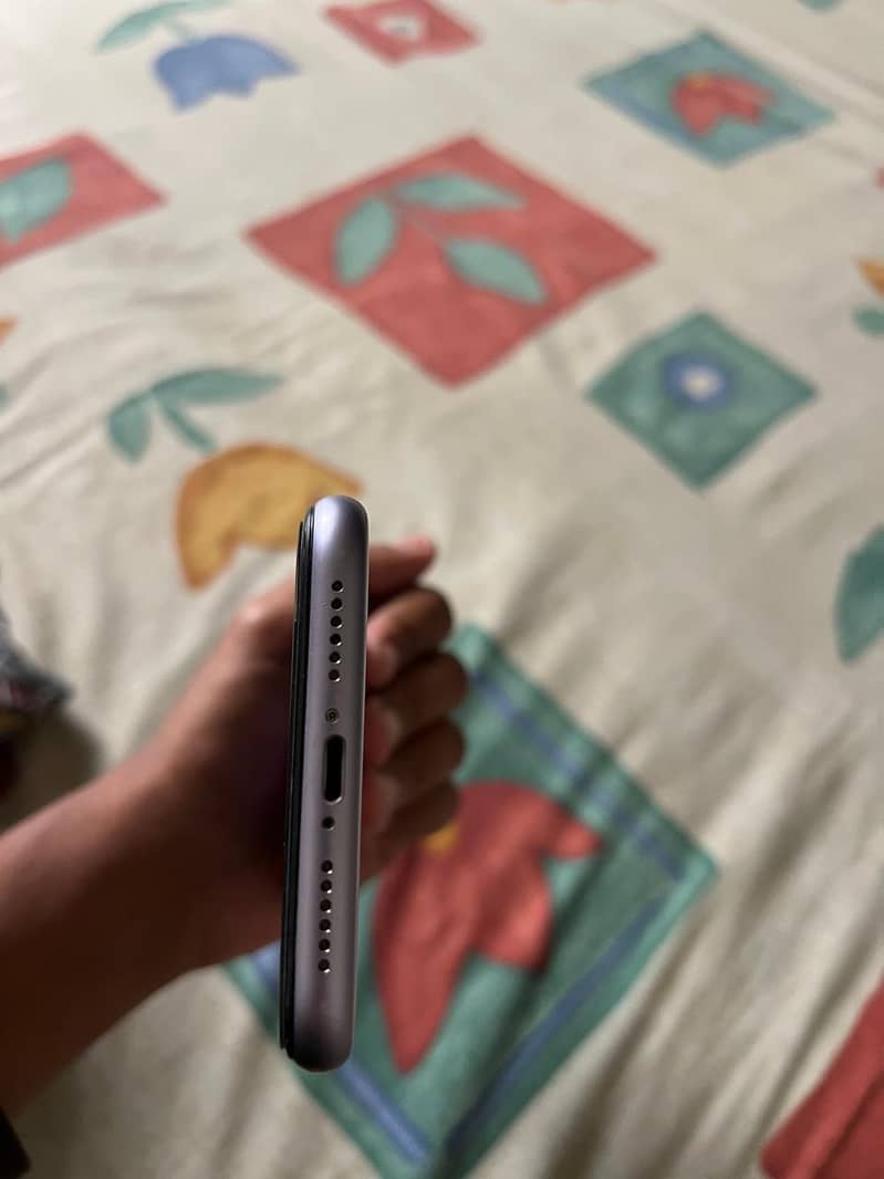 Apple iPhone 11 4