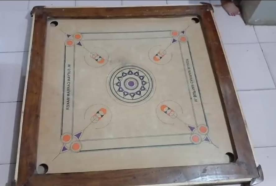 Carrom board 0