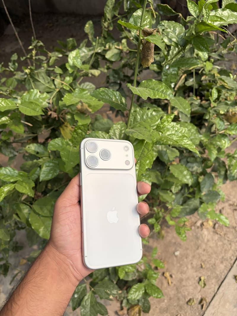 Apple iPhone 17 Pro Max 4