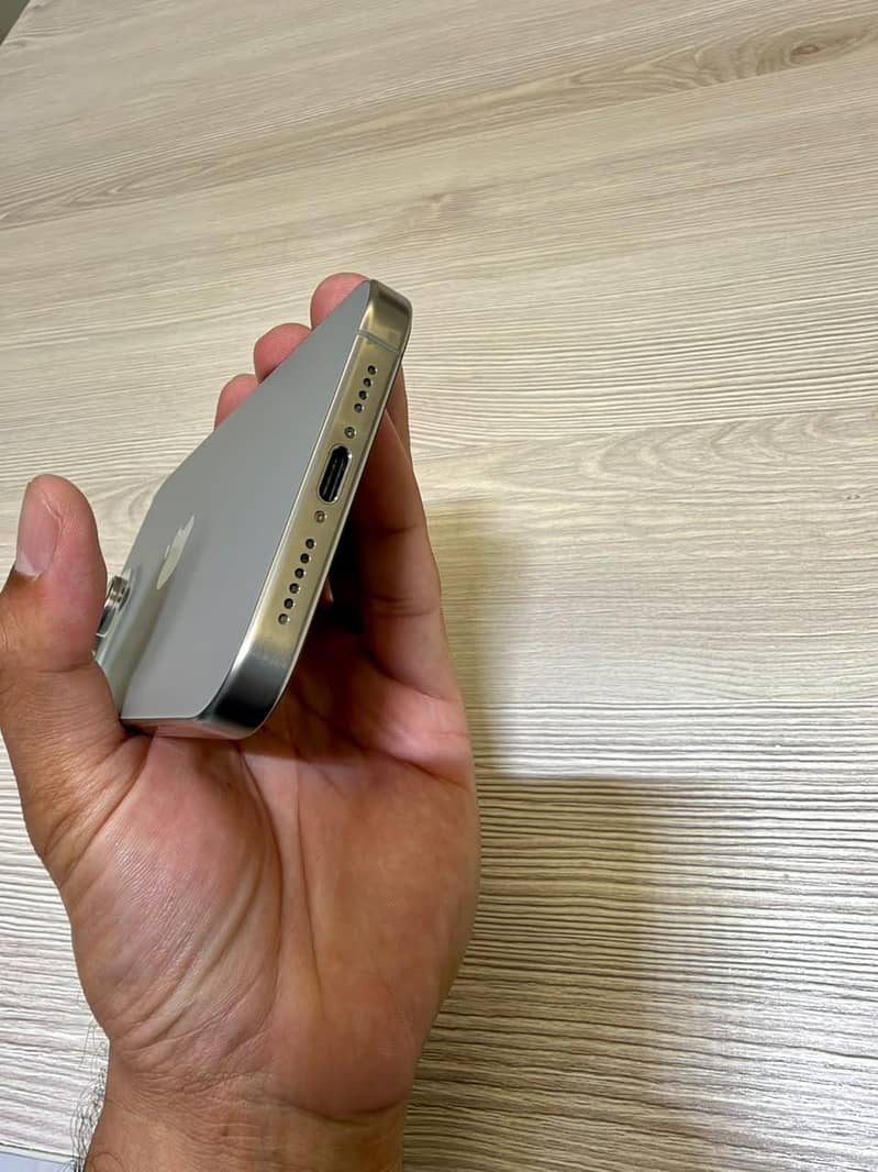 Apple iPhone 15 Pro Max 4
