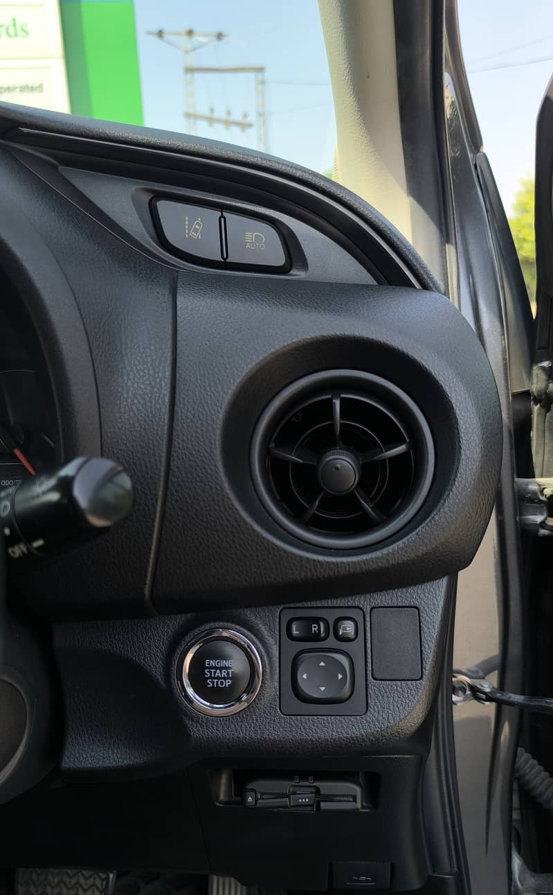Toyota Vitz 2017 11