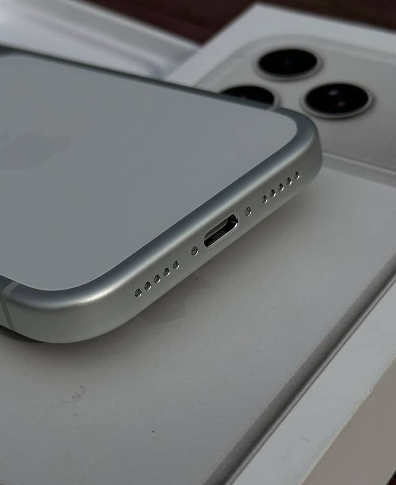 iPhone 17 Pro Max JV 4