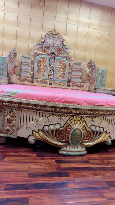 Wooden royal style round bed set