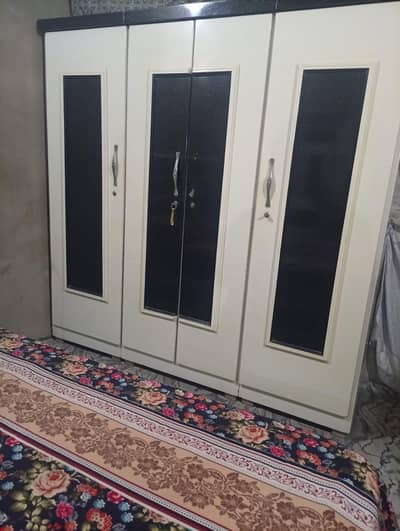 Bad h Or iske sath 3 item or h singhar sitting tablr and almari