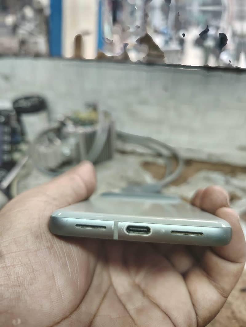 Google Pixel 8 4
