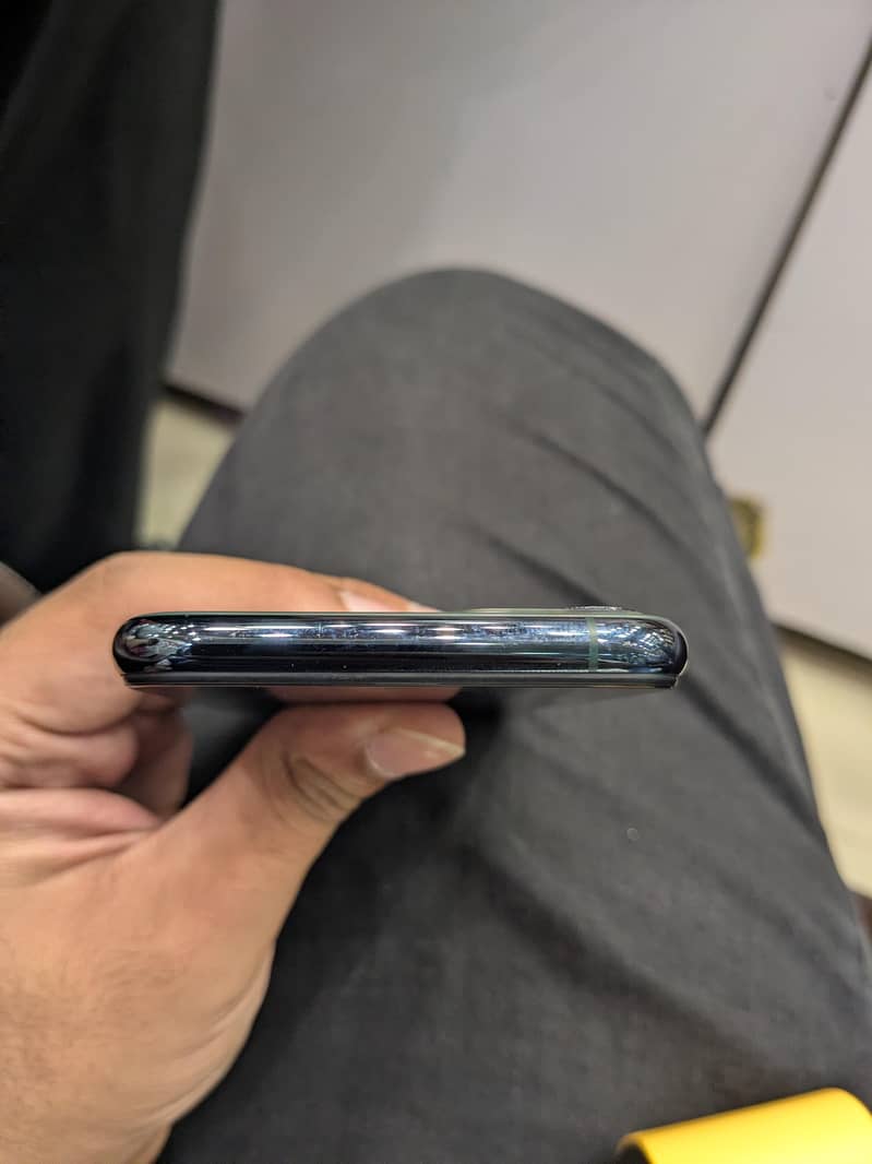 Apple iPhone 11 Pro 4