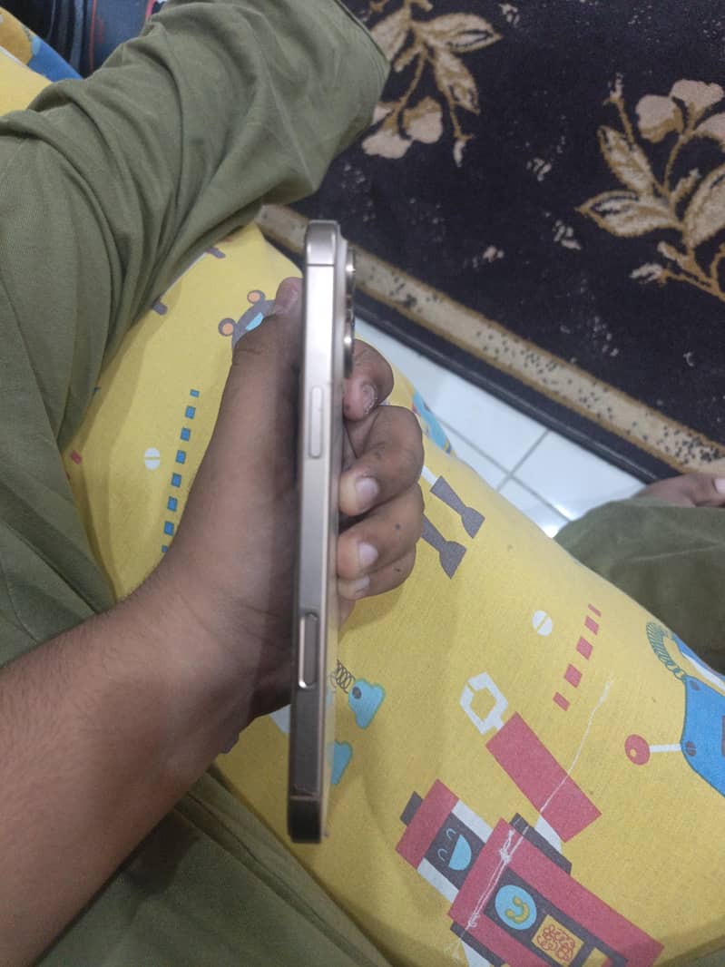 Apple iPhone 16 Pro Max 1