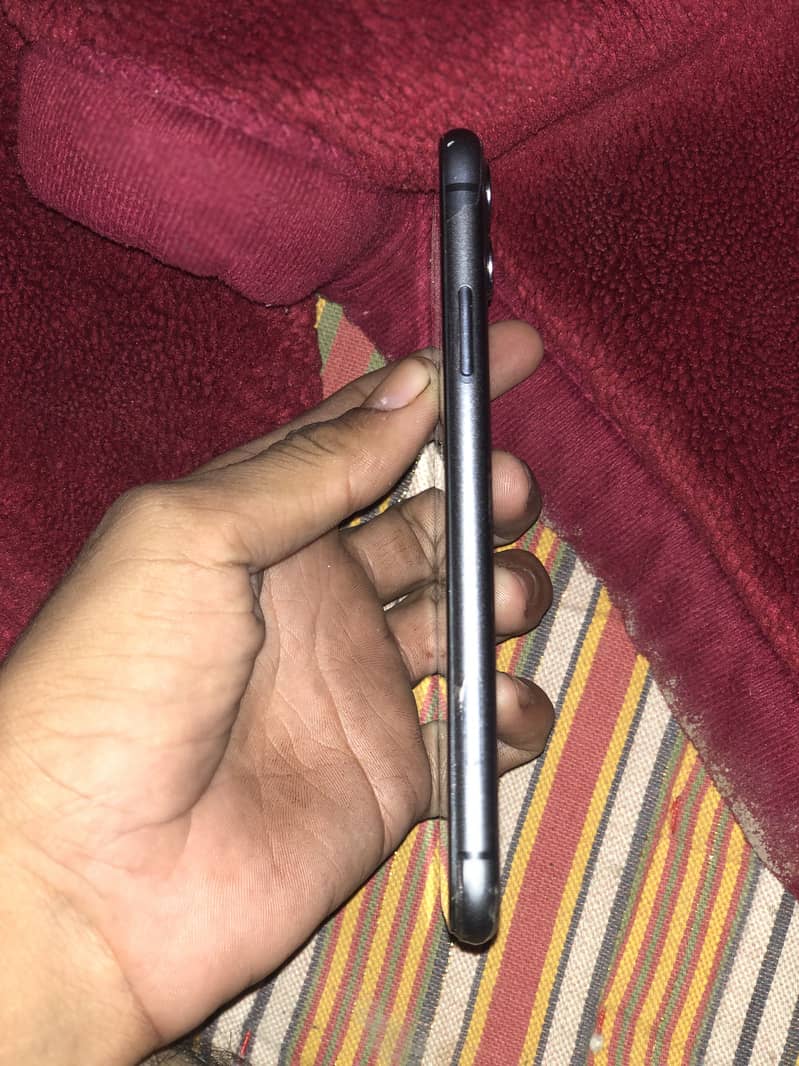 Apple iPhone 11 4