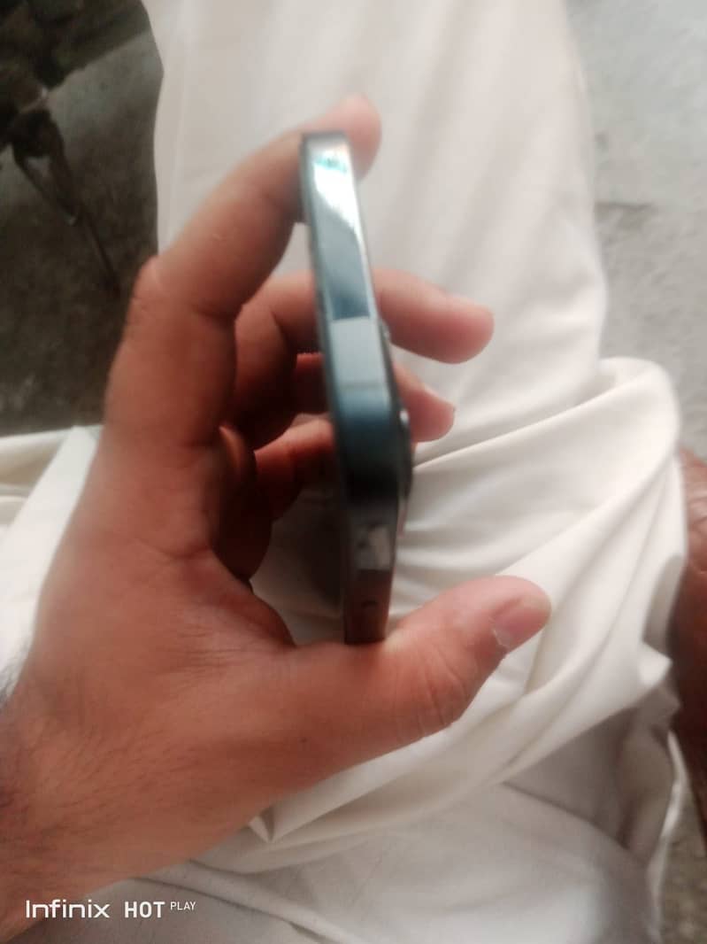 Apple iPhone 13 8