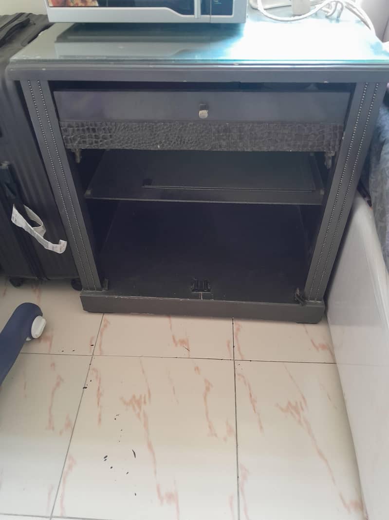 bed and table for sell 1