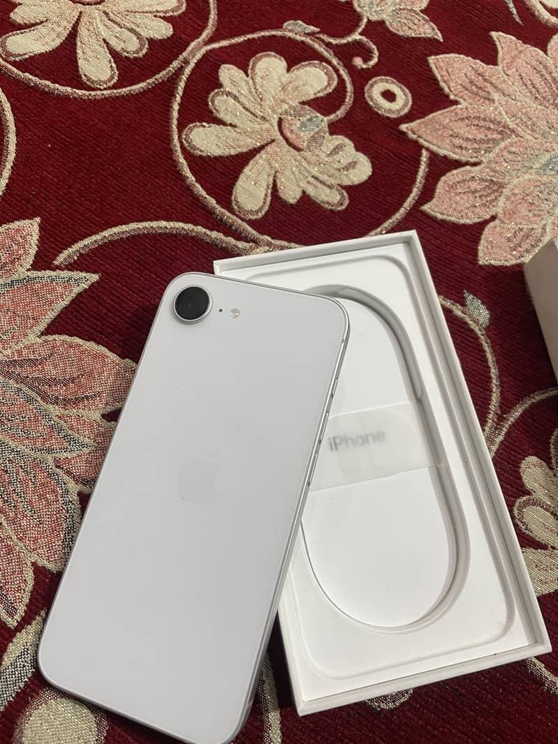 Apple iPhone 16e 1
