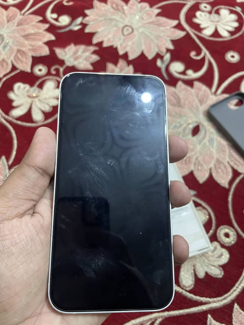 Apple iPhone 16e 3